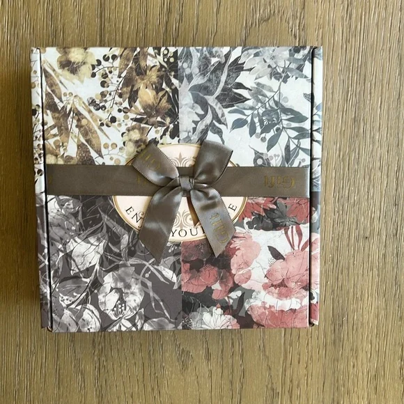 Gift box of 4 soy wax candles Scents:French Vanilla, Lavender, Freesia, Rosemary - Picture 5 of 14